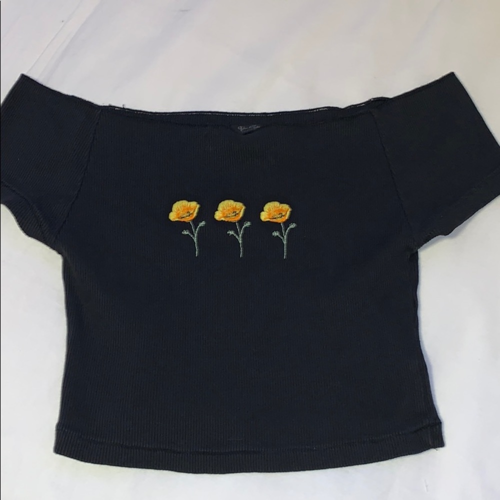 Off the shoulder Brandy Melville top. Size small.